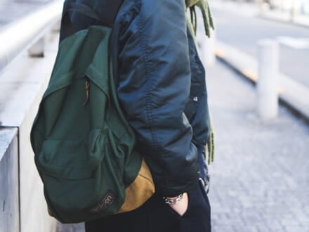 冬コーデには「大人カラーバッグ」を！シュプリーム最強コラボリュック、パタゴニアのミニバッグ&hellip;買ってよかった９選を正解着こなしつきで！