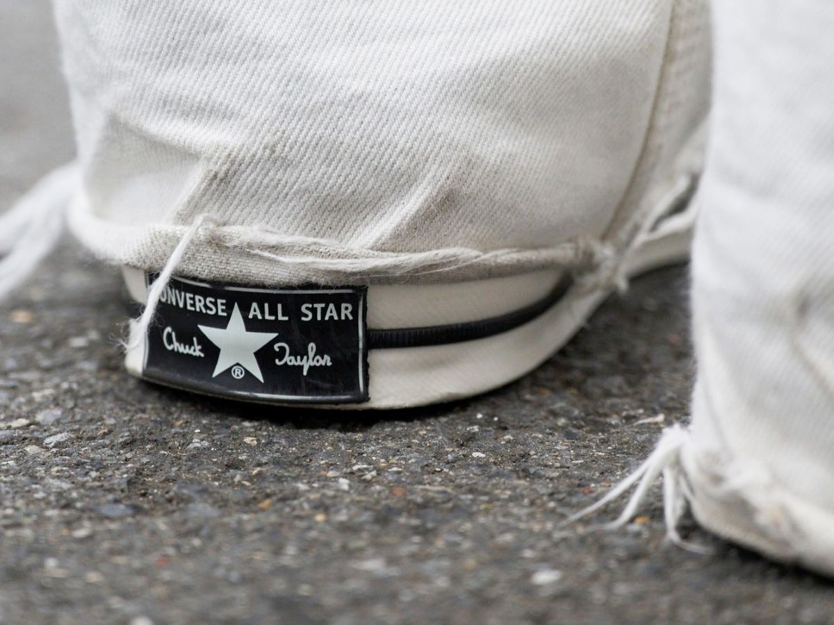 大人モノトーンな「コンバース」のオールスターでストリートコーデを都会的に！【人気ショップ＆ブランドスタッフの冬の毎日更新スニーカースナップ／DAY11】