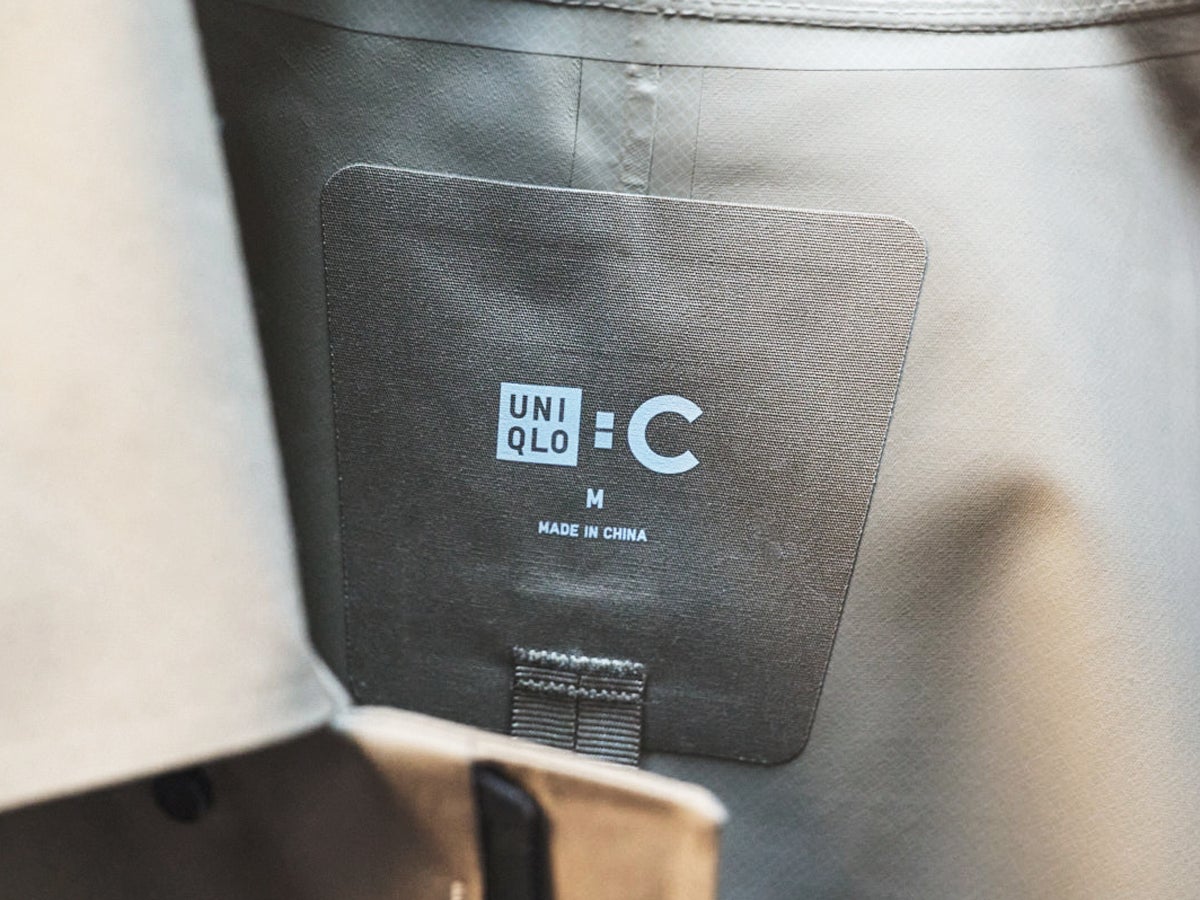 「ユニクロ：シー」の大人コートの正解着こなし。冬の街にもちょうどいい機能美を「メレル」の白スニーカーと合わせて。