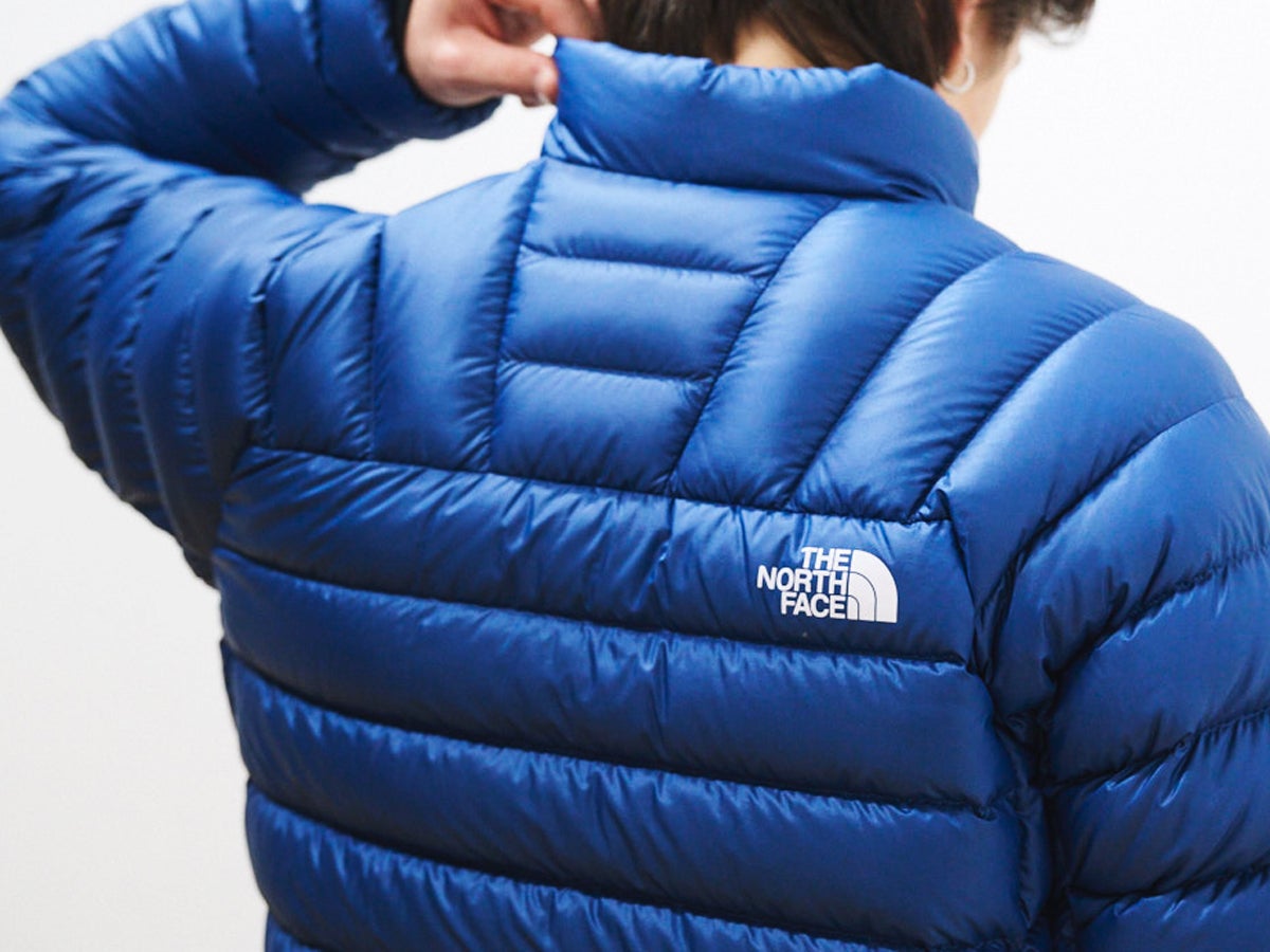 「ザ・ノース・フェイス」の大人カラーダウン＆黒ブーツは「ユニクロ」のデニムとシンプルシックに着こなしたい！ 【服好きたちのダウンスナップ #６】