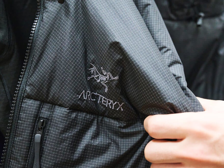 「アークテリクス」の“ダウンじゃないほう”を大人クリーンに着る！本音レビューつきで真冬の正解コーデをお届け！