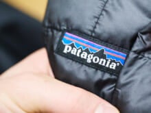 「パタゴニア」の“ダウンじゃないけど最強暖かい”黒ジャケットをシェルパンツとスニーカーで大人カジュアルに！