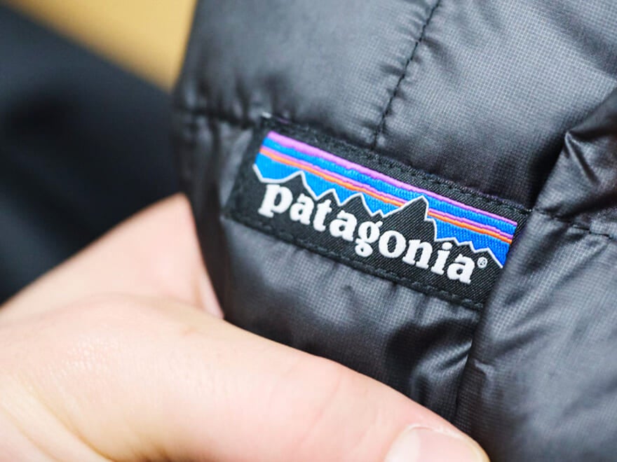 「パタゴニア」の“ダウンじゃないけど最強暖かい”黒ジャケットをシェルパンツとスニーカーで大人カジュアルに！