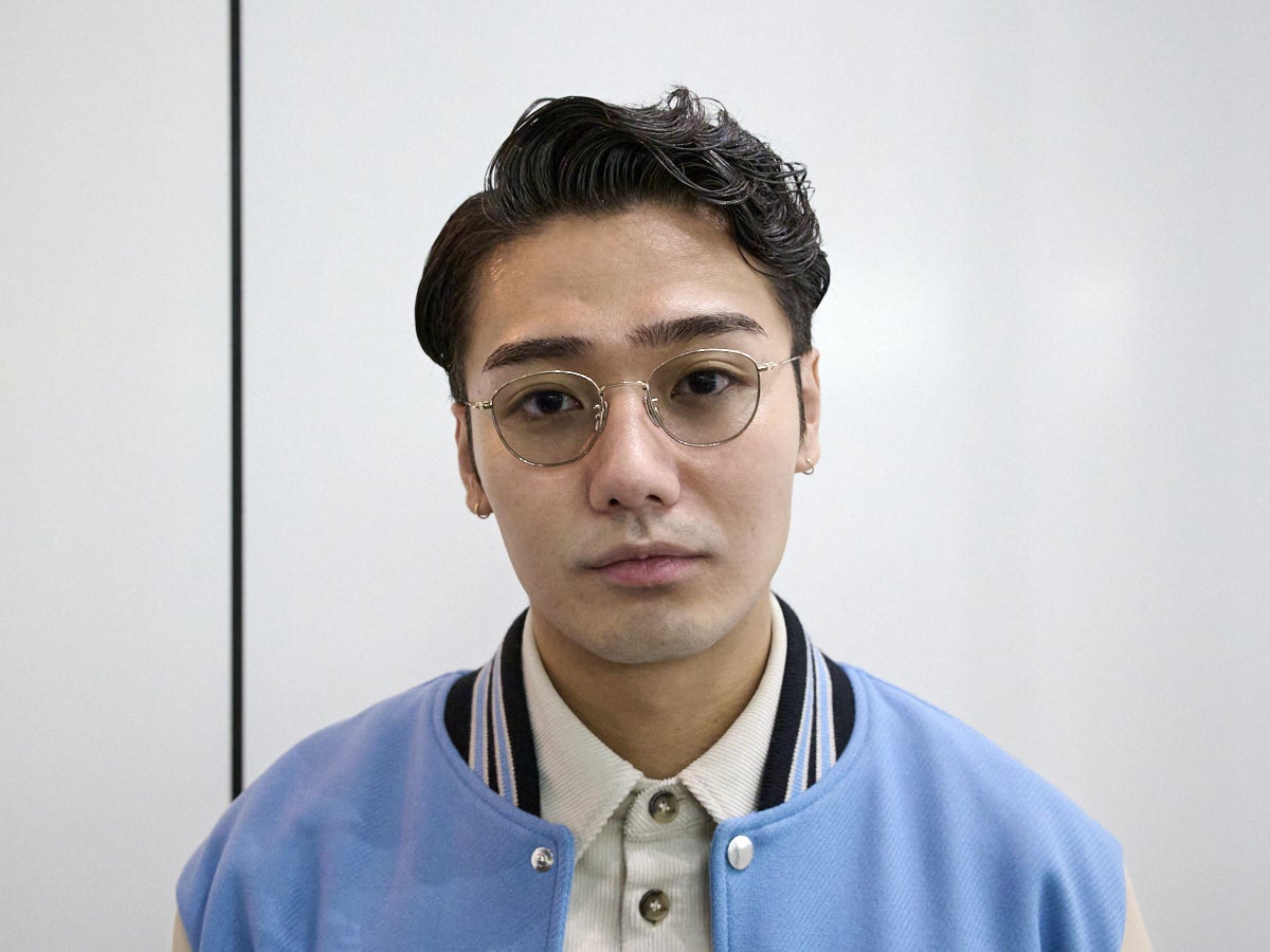 [鈴々木 響] 「ユニクロ：シー」の大バズりパンツにサロモンの白スニーカーで品よくスポーツミックス！【メンズノンノモデルの私服スナップ】