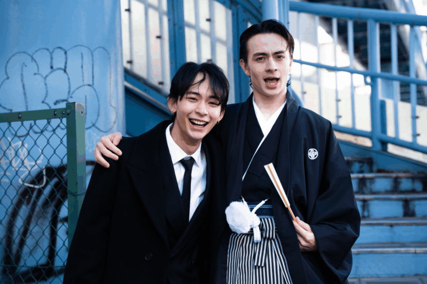 スーツを着た松井大奈と袴をはいた松岡光