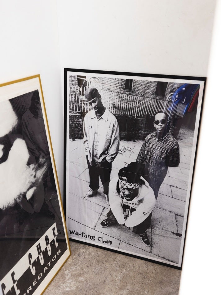 古着店シノの店内。ポスターが２つ置いてある