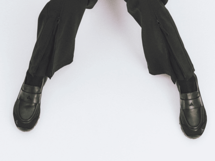 新しいスタイル！「ロア」のスニーカーローファーを上質に履きこなす。[Sneakers – 今月のスニーカー]