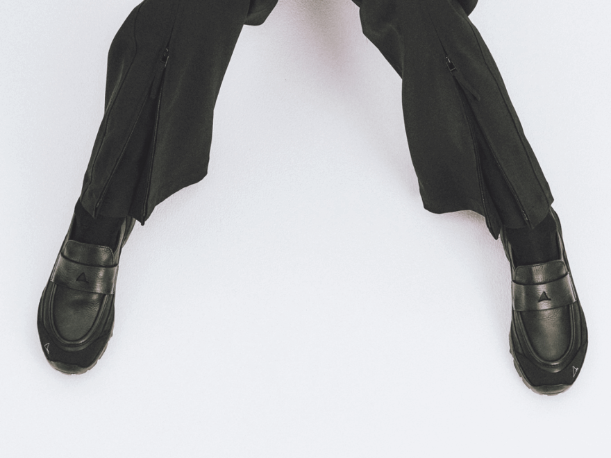 新しいスタイル！「ロア」のスニーカーローファーを上質に履きこなす。[Sneakers – 今月のスニーカー]