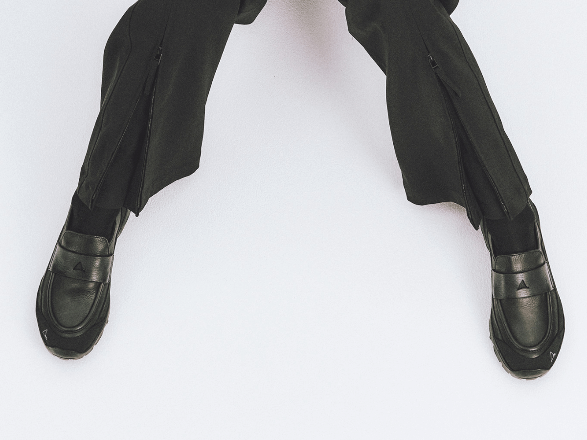 新しいスタイル！「ロア」のスニーカーローファーを上質に履きこなす。[Sneakers – 今月のスニーカー]