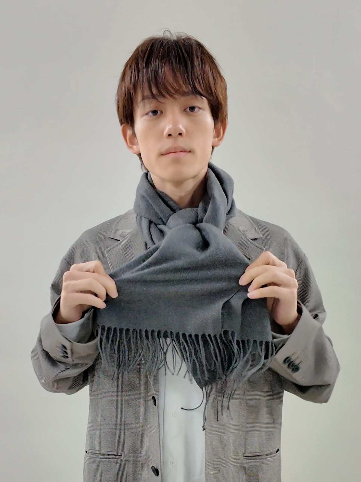 マフラーの正しい巻き方／ミラノ巻き（ピッティ巻き）編　先端をキレイに整える