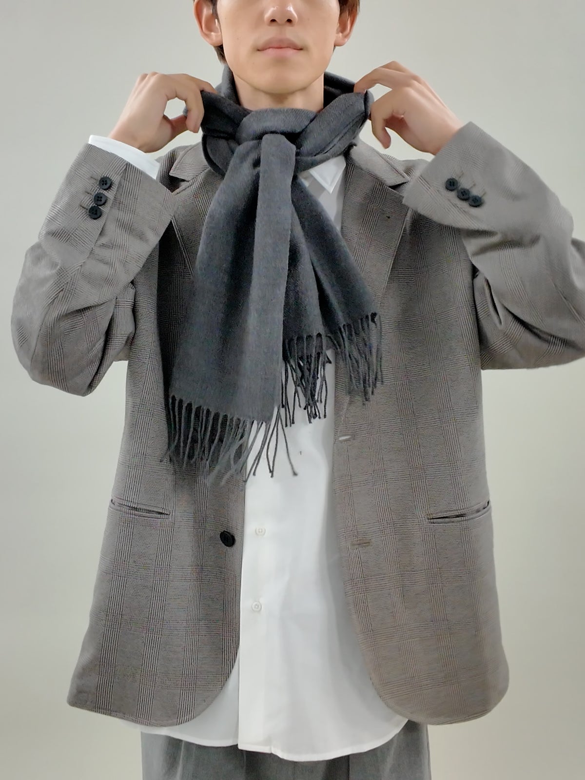 マフラーの正しい巻き方／ミラノ巻き（ピッティ巻き）編　首まわりを整える