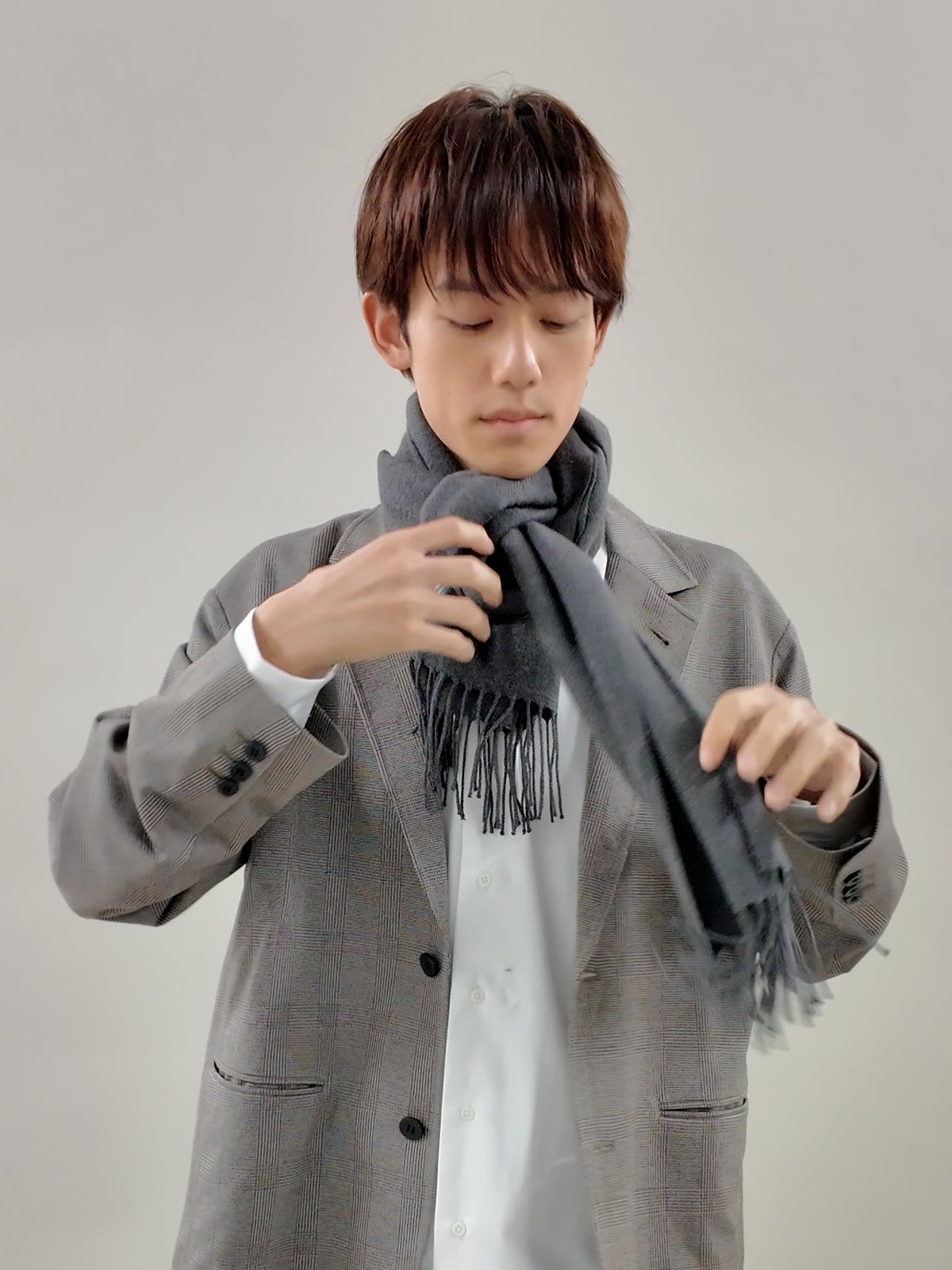 マフラーの正しい巻き方／ミラノ巻き（ピッティ巻き）編　輪の中に先端を通して整える