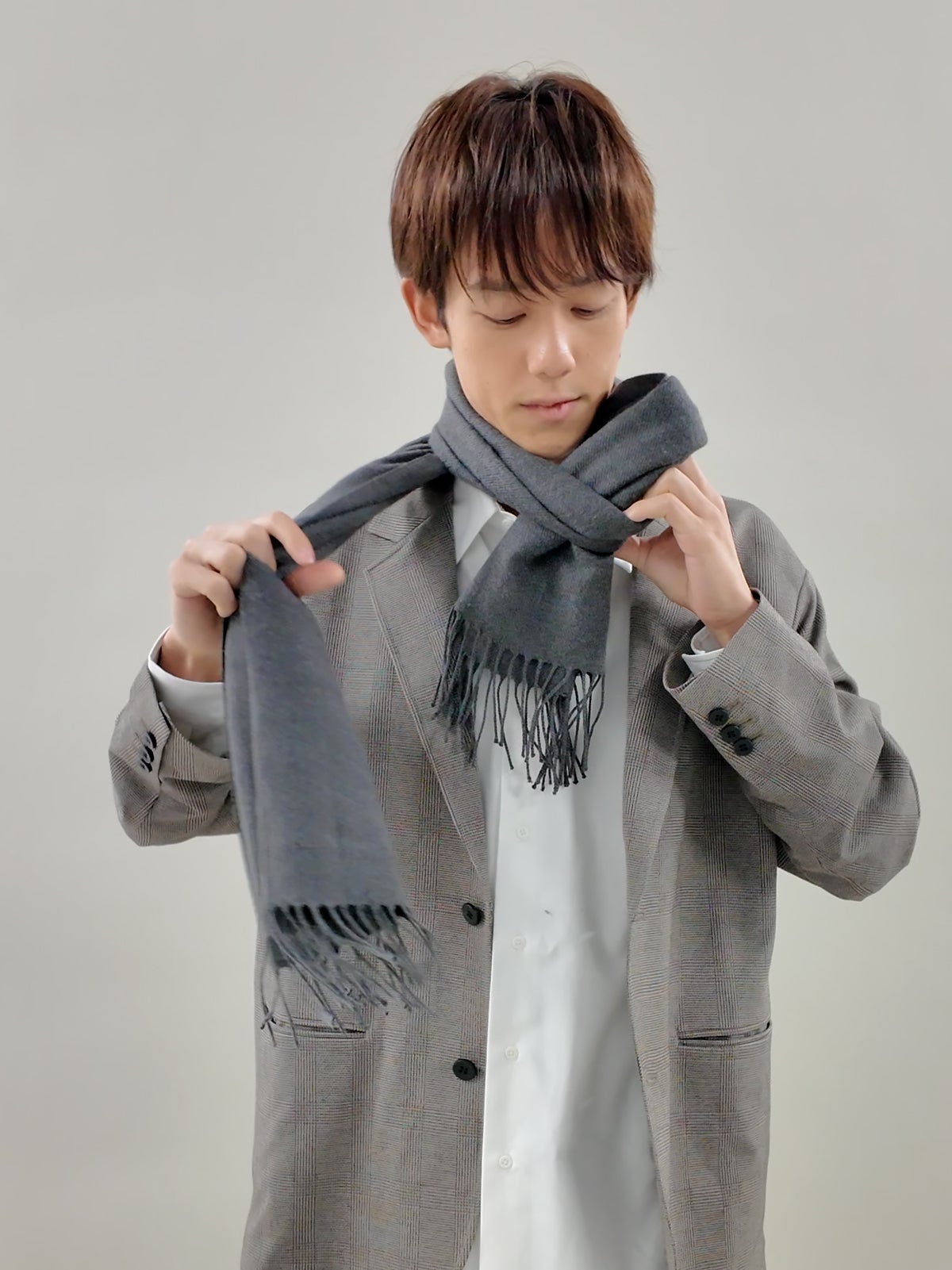 マフラーの正しい巻き方／ミラノ巻き（ピッティ巻き）編　輪の中に先端を通す