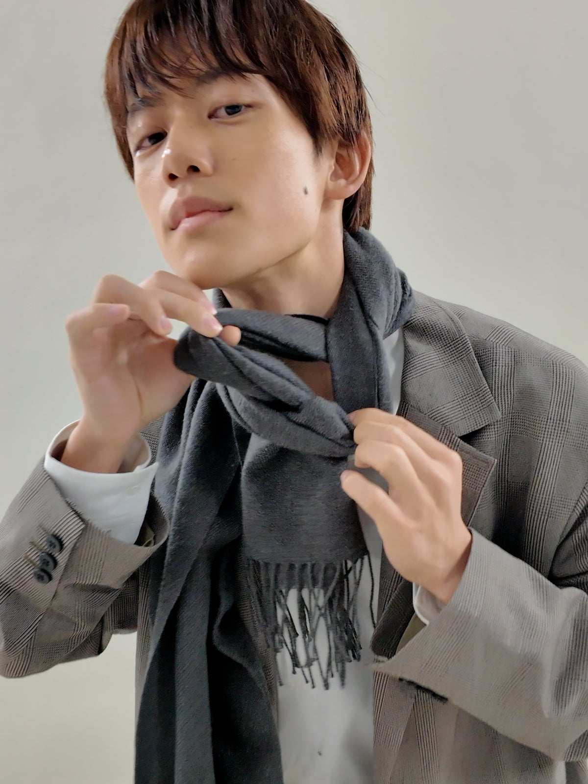 マフラーの正しい巻き方／ミラノ巻き（ピッティ巻き）編　先端で輪を作る