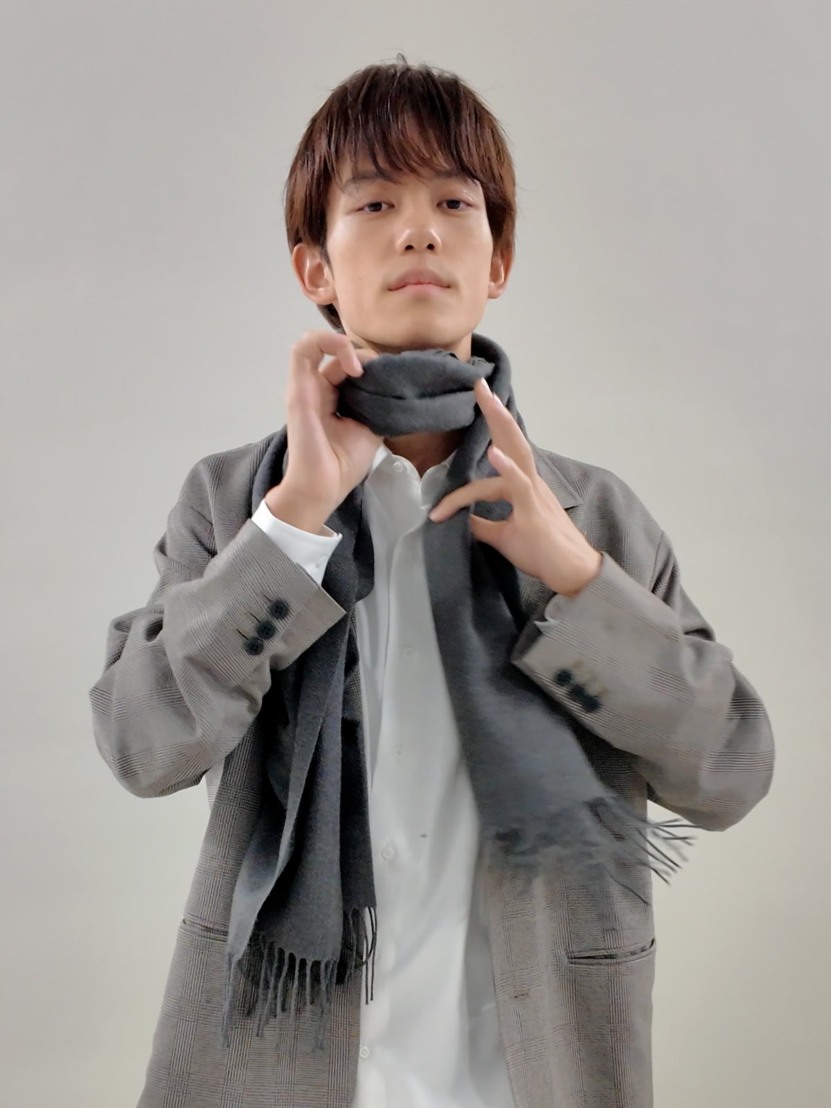 マフラーの正しい巻き方／ミラノ巻き（ピッティ巻き）編　輪を作る