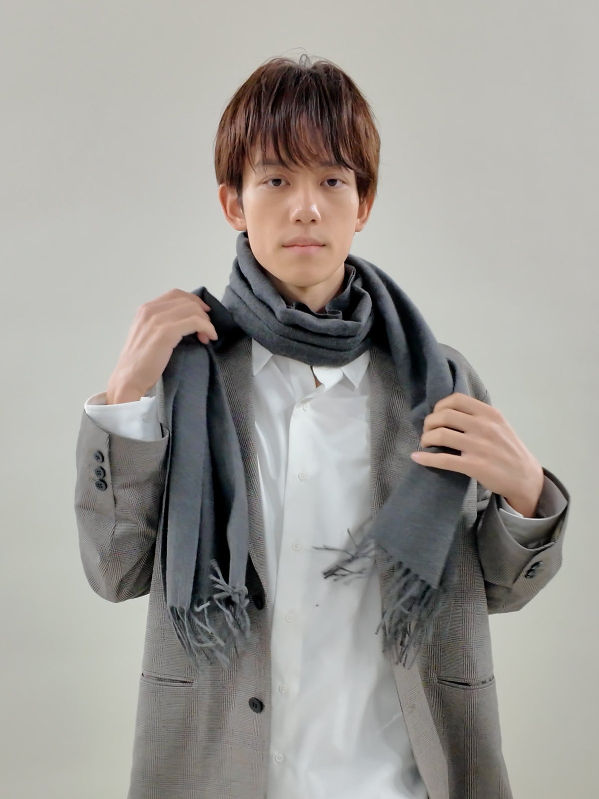 マフラーの正しい巻き方／ミラノ巻き（ピッティ巻き）編　首にひと巻き