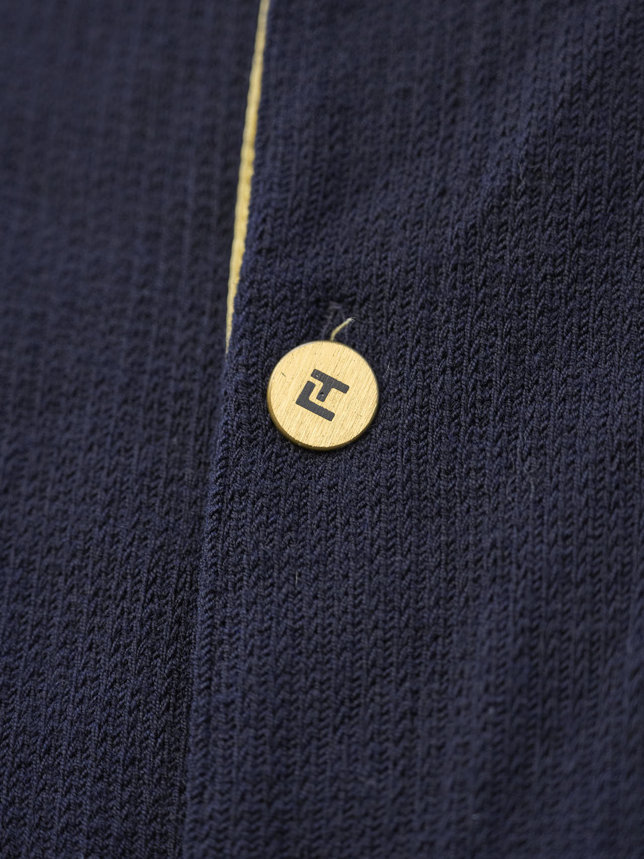 古着のカーディガンのボタン