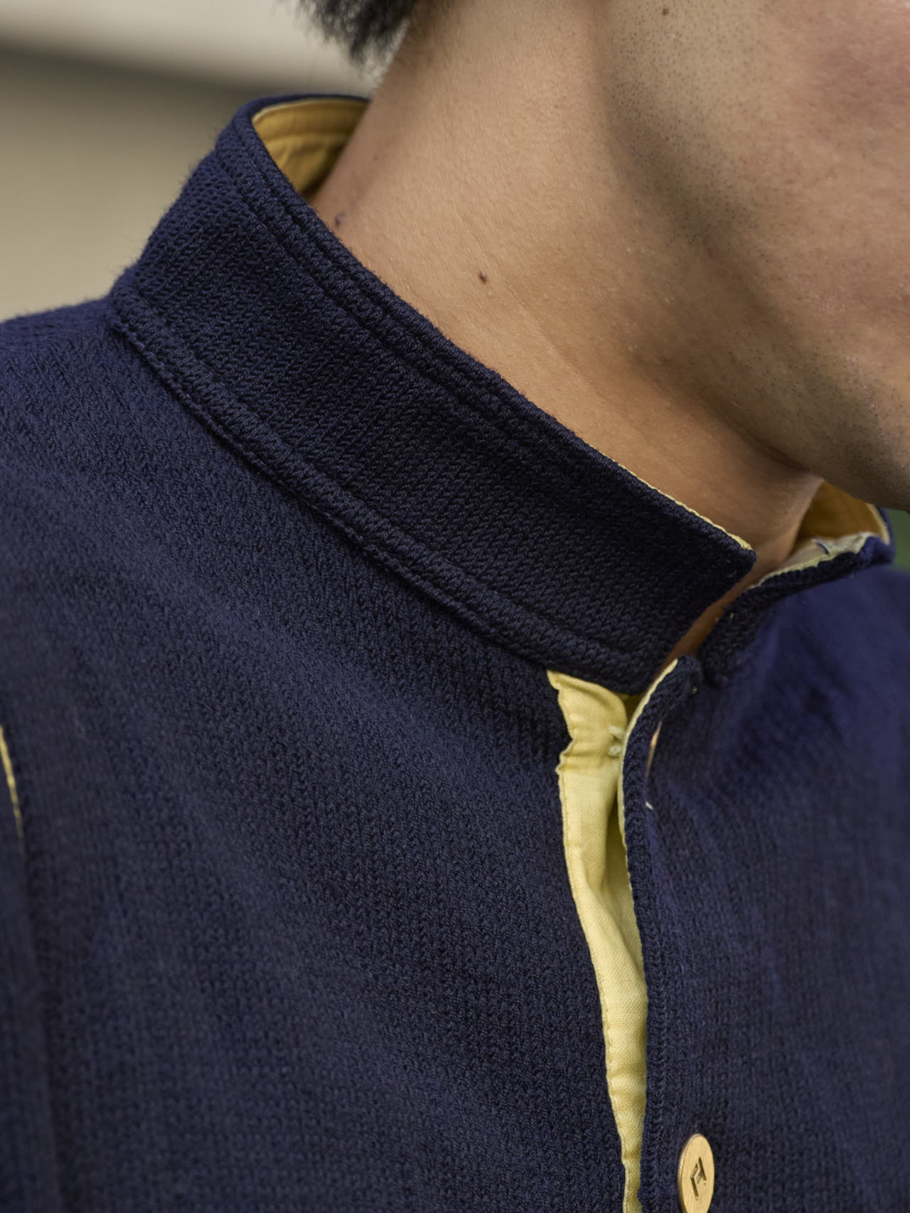 古着のカーディガンの襟