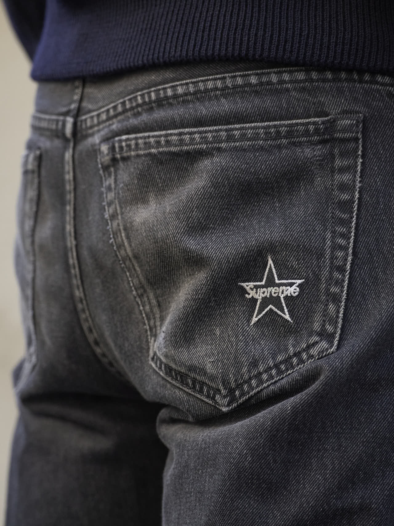 シュプリームのジーンズのロゴ