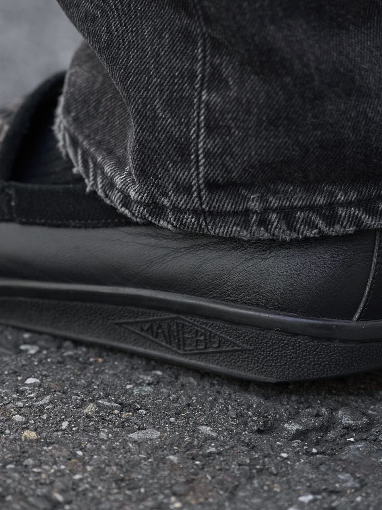 マネブのローファーのロゴ