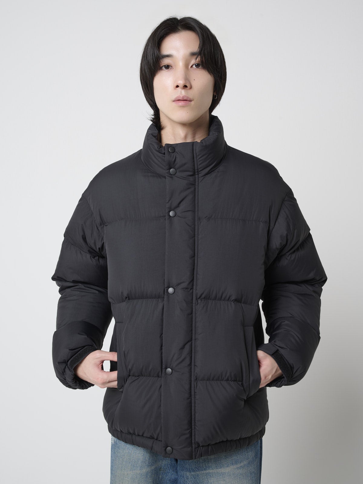 服好きモデルの無印良品の紳士 軽量ダウンポケッタブルジャケットのオシャレな着こなしのフロント