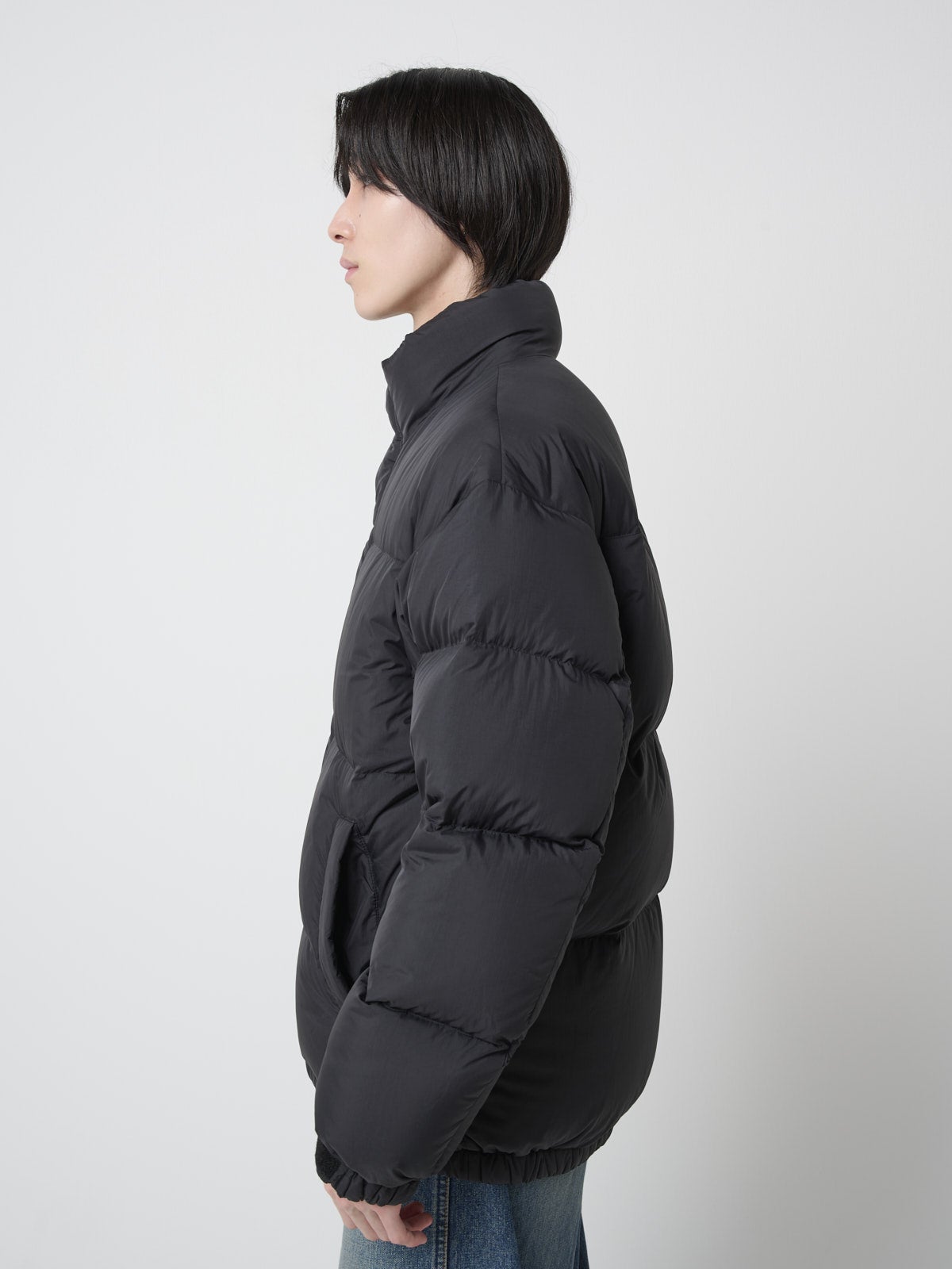 服好きモデルの無印良品の紳士 軽量ダウンポケッタブルジャケットのオシャレな着こなしのサイド