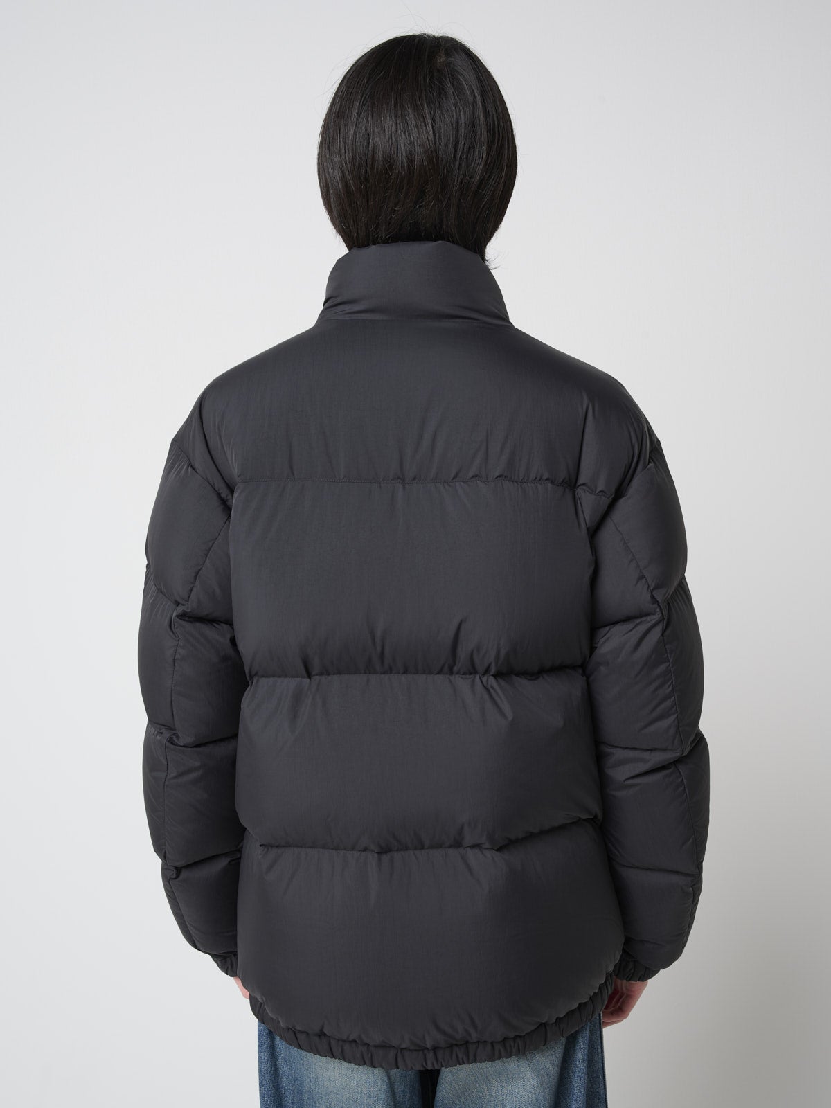 服好きモデルの無印良品の紳士 軽量ダウンポケッタブルジャケットのオシャレな着こなしのバック