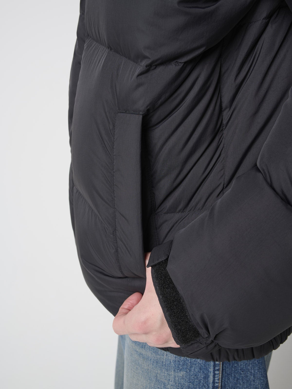 服好きモデルの無印良品の紳士 軽量ダウンポケッタブルジャケットのオシャレな着こなしのサイドポケット