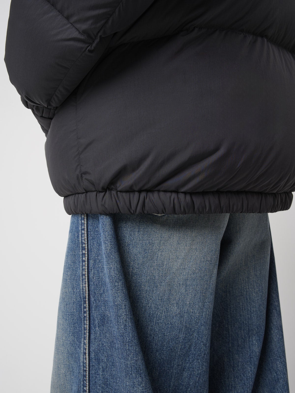 服好きモデルの無印良品の紳士 軽量ダウンポケッタブルジャケットのオシャレな着こなしの裾