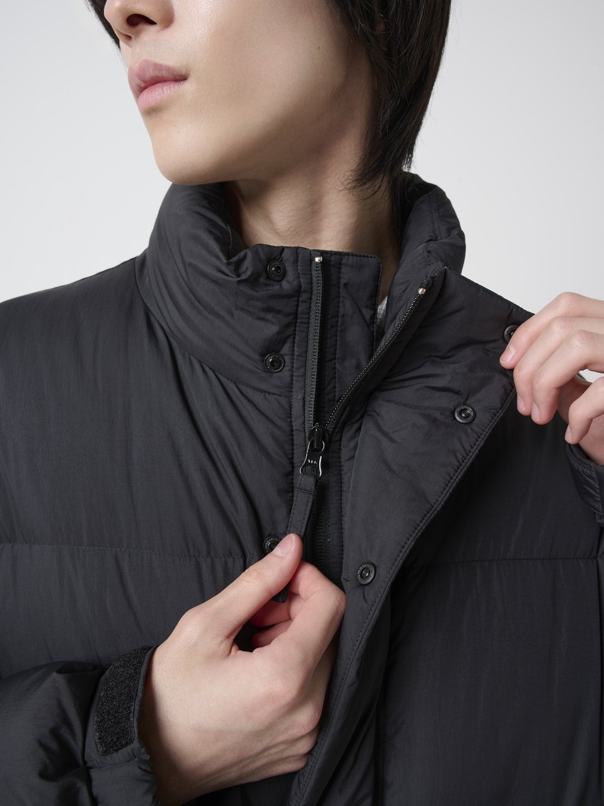 服好きモデルの無印良品の紳士 軽量ダウンポケッタブルジャケットのオシャレな着こなしのネック