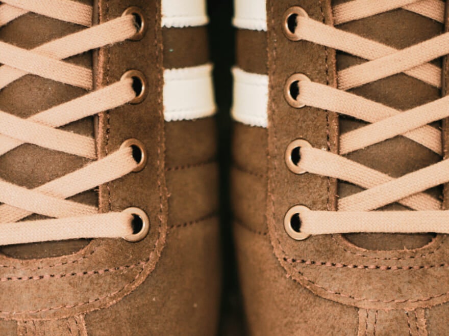 こんな寒い日は毛足のあるコンバースの「ローファースニーカー」や大人な「アディダス サンバ」を。編集部が気になるスエードモデル5選【新作スニーカー、なに買う?】