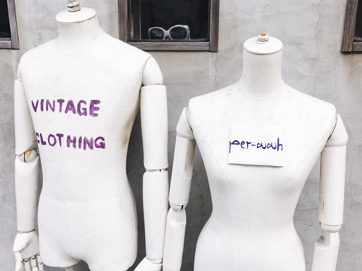 古着屋ペルアアの店頭に置いてあるマネキン。