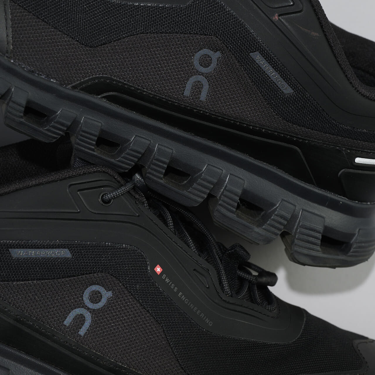 エディターが買ってよかった「On(オン）」の愛用黒スニーカー ／Cloud 6 Geo Waterproofのソールとサイド