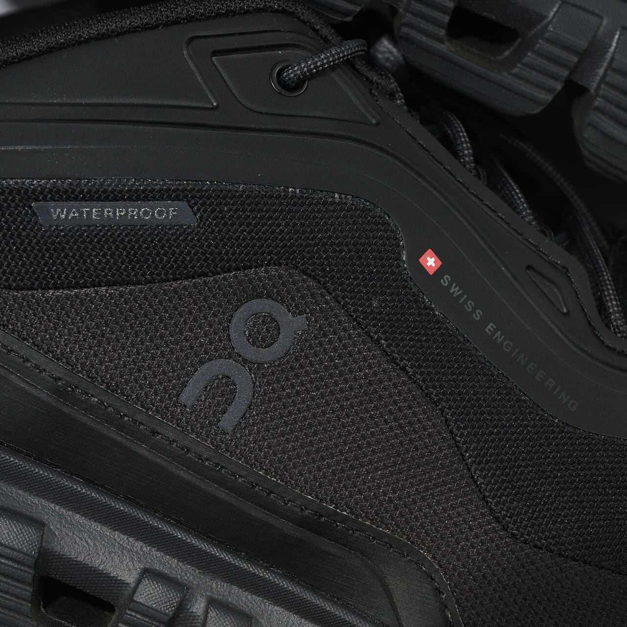 エディターが買ってよかった「On(オン）」の愛用黒スニーカー ／Cloud 6 Geo Waterproofの素材感