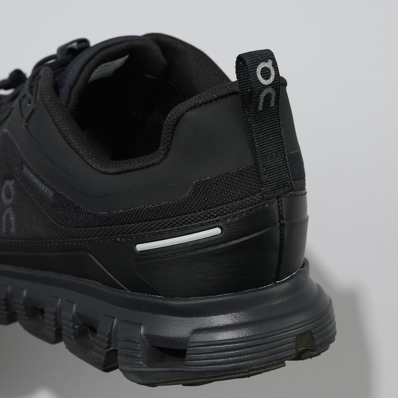 エディターが買ってよかった「On(オン）」の愛用黒スニーカー ／Cloud 6 Geo Waterproofのヒール寄り