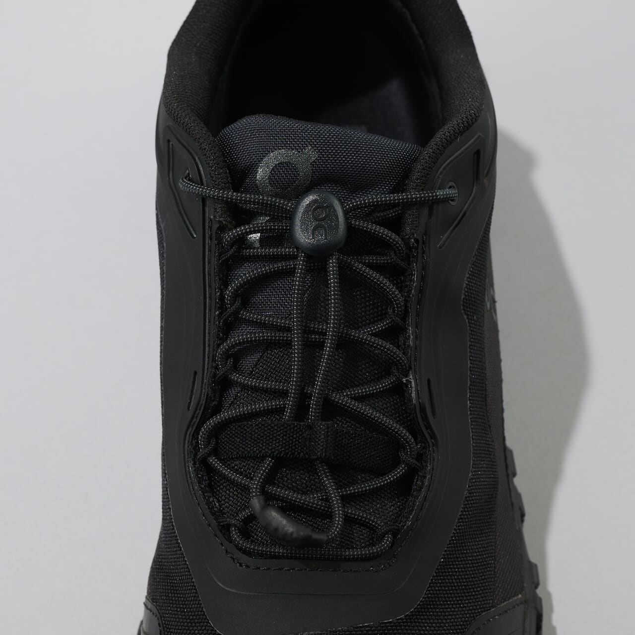 エディターが買ってよかった「On(オン）」の愛用黒スニーカー ／Cloud 6 Geo Waterproofのシューレース