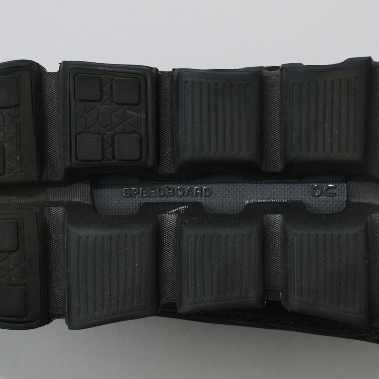 エディターが買ってよかった「On(オン）」の愛用黒スニーカー ／Cloud 6 Geo Waterproofのアウトソール寄り