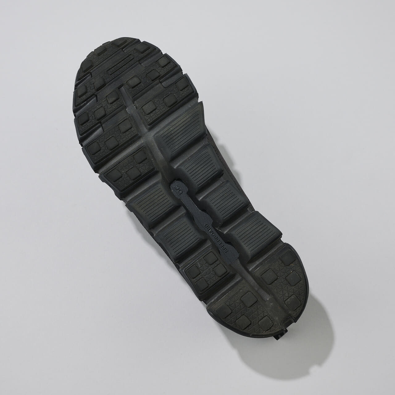エディターが買ってよかった「On(オン）」の愛用黒スニーカー ／Cloud 6 Geo Waterproofのアウトソール全体