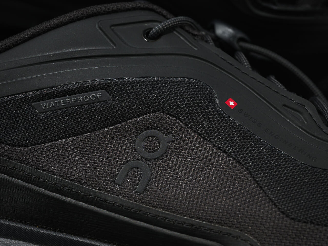 エディターが買ってよかった「On(オン）」の愛用黒スニーカー ／Cloud 6 Geo Waterproofのサイドロゴ寄り