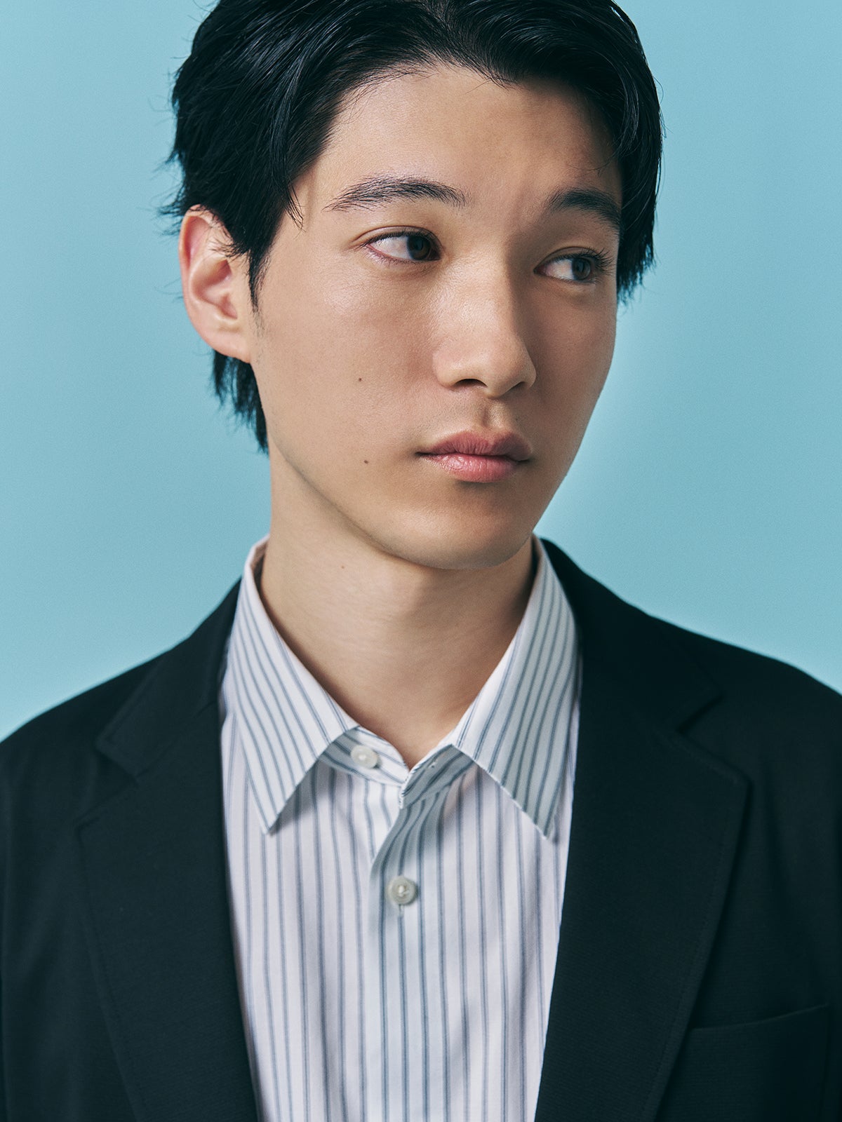 黒セットアップで作るオフィスカジュアル正解着こなしのVゾーン