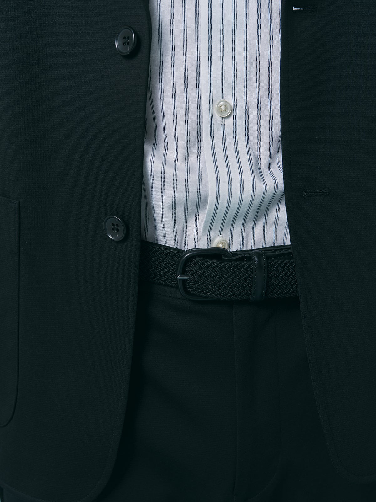 黒セットアップで作るオフィスカジュアル正解着こなしのベルト