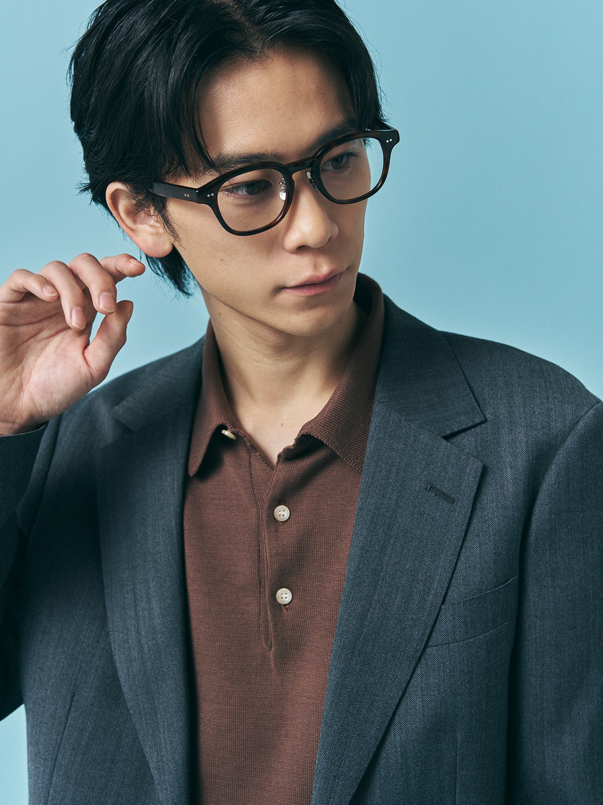 グレーセットアップで作るオフィスカジュアル正解着こなしのVゾーン