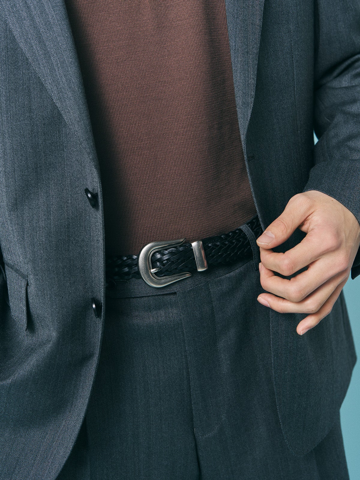 グレーセットアップで作るオフィスカジュアル正解着こなしのベルト