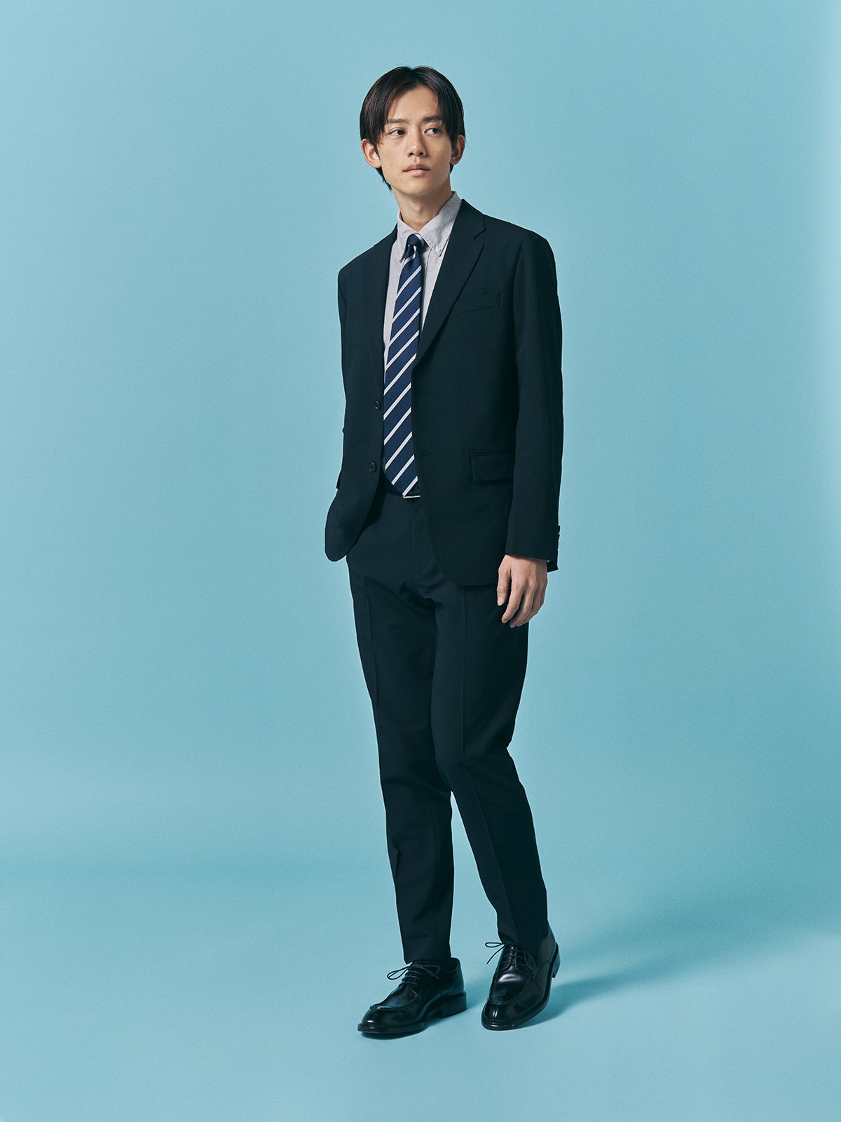 ネイビースーツで作るオフィスカジュアル正解着こなし