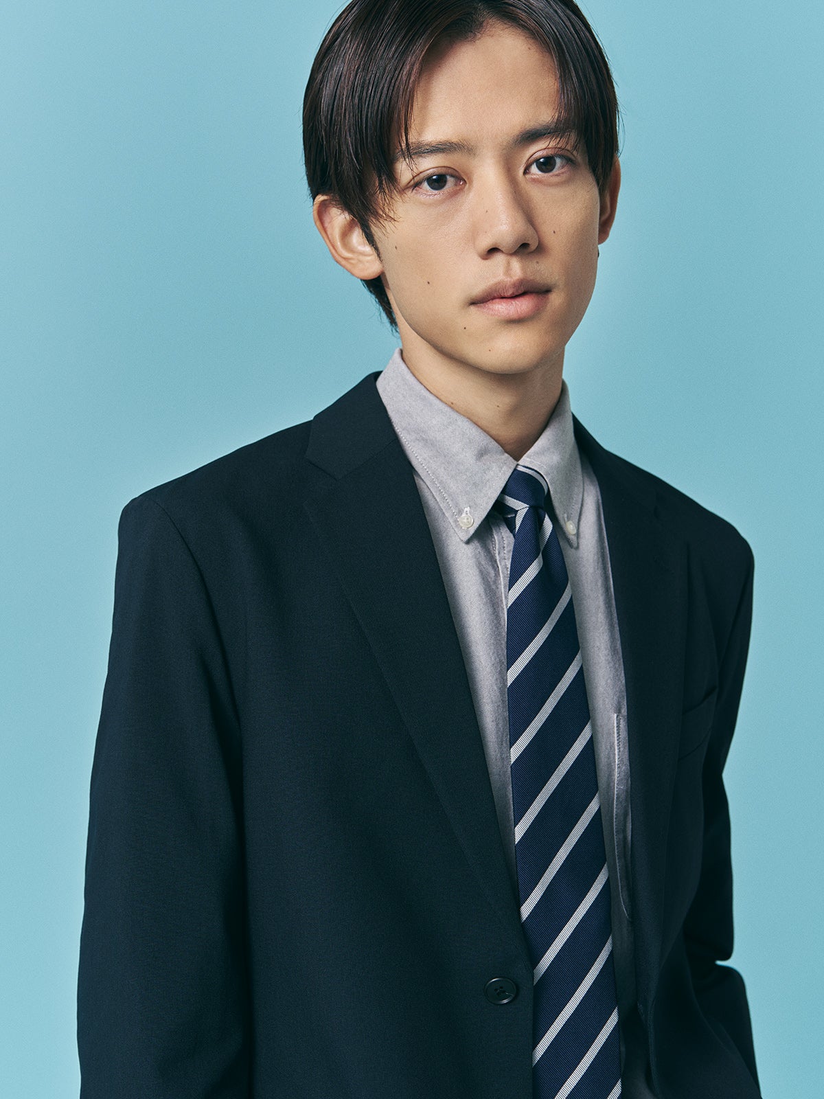 ネイビースーツで作るオフィスカジュアル正解着こなしの寄り