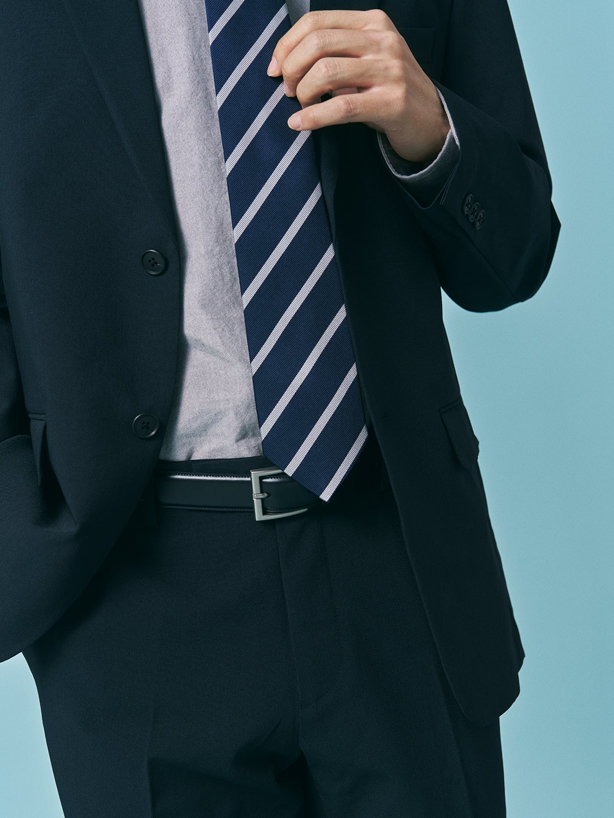 ネイビースーツで作るオフィスカジュアル正解着こなしのディテール
