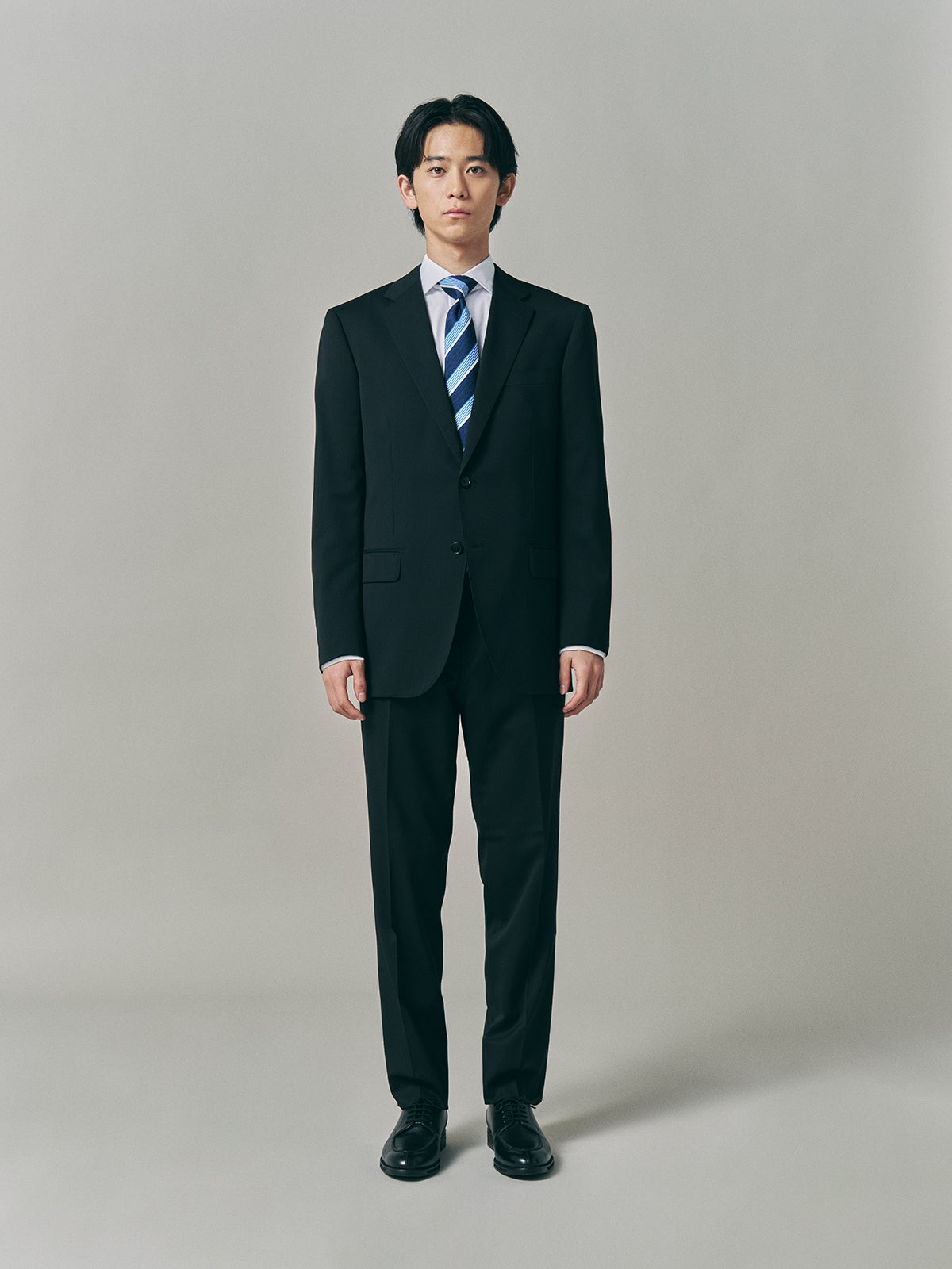 グリーンレーベル リラクシングの黒スーツの正解着こなし全身