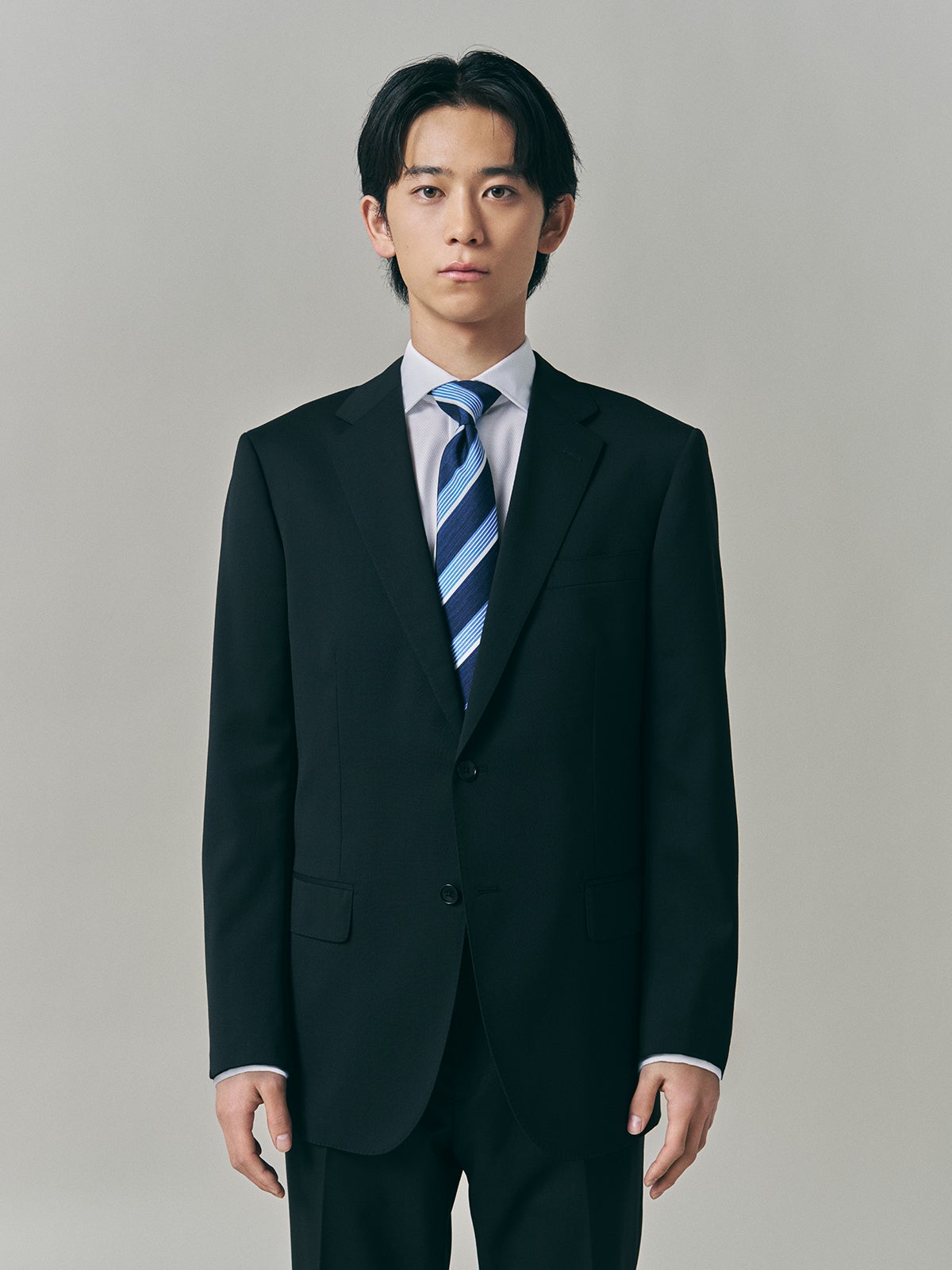 グリーンレーベル リラクシングの黒スーツの正解着こなしトップス