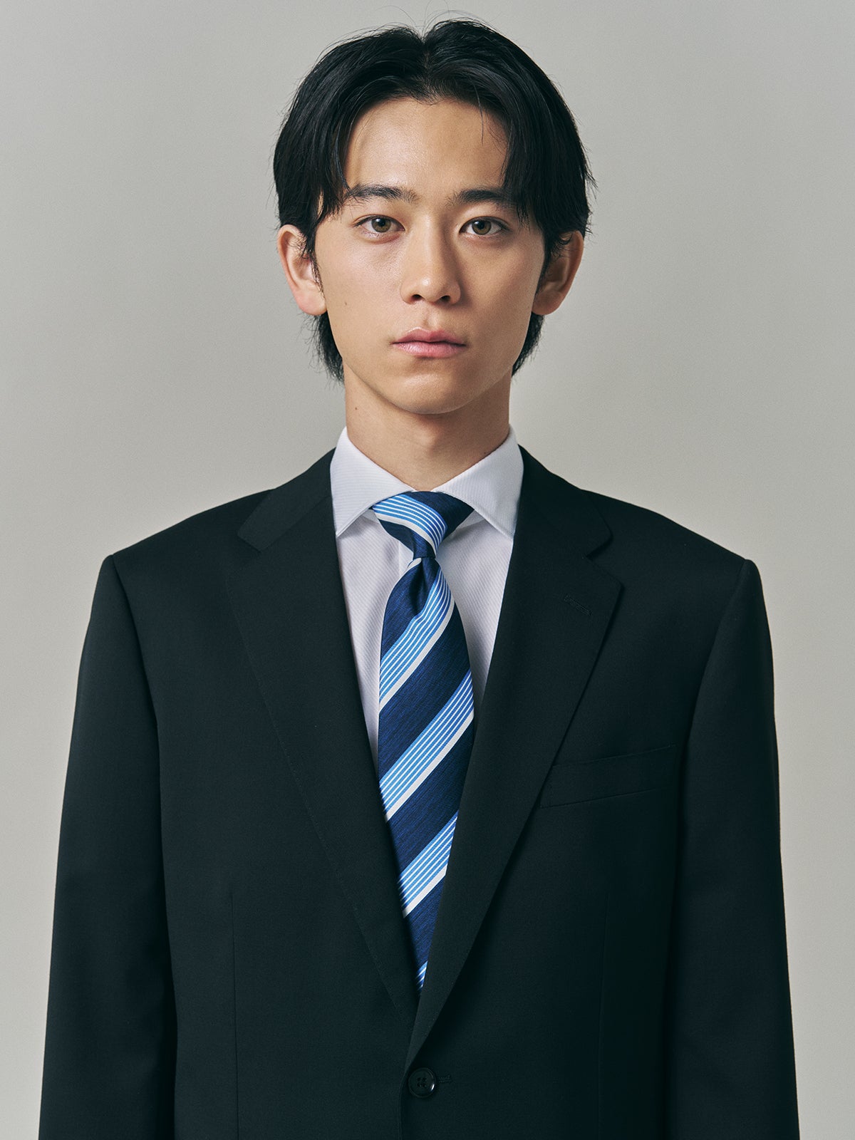 グリーンレーベル リラクシングの黒スーツの正解着こなしトップスのVゾーン