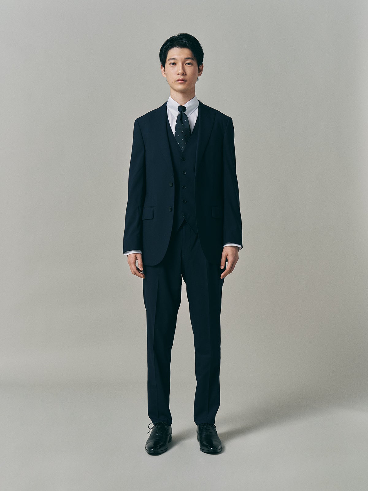 コナカのネイビースーツの正解着こなし